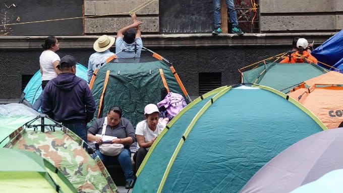 Muere integrante de la CNE en plantón del Zócalo