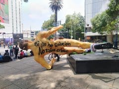 CNTE se manifiesta en Reforma y derriba estatuas mundialistas