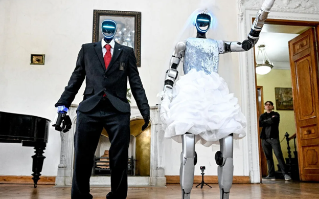 Boda de robots humanoides